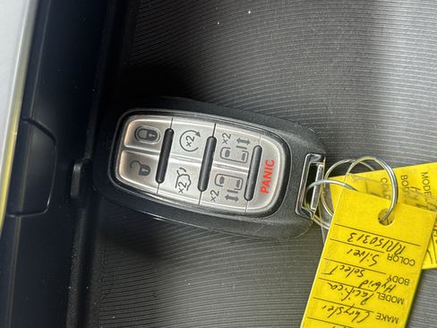 Used 2024 Chrysler Pacifica Limited FWD image 30