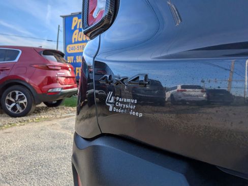 Used 2016 Jeep Renegade Latitude AWD/4WD image 17
