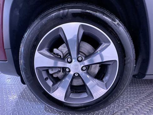 Used 2019 Jeep Cherokee Limited FWD image 9