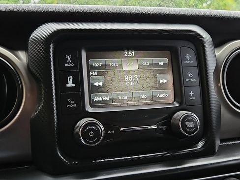 Used 2018 Jeep Wrangler Unlimited Sport image 27