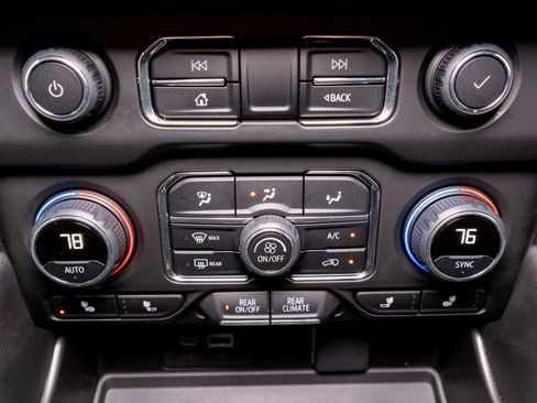 Used 2024 Chevrolet Suburban RST w/ Luxury Package image 21