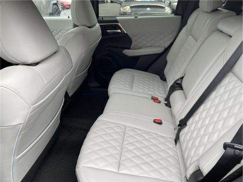 New 2025 Mitsubishi Outlander 4WD Plug-In Hybrid image 17