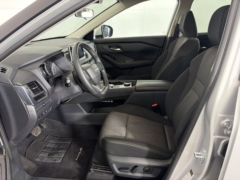 Used 2025 Nissan Rogue SV image 6