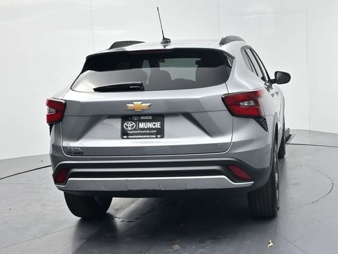Used 2025 Chevrolet Trax LT FWD image 7