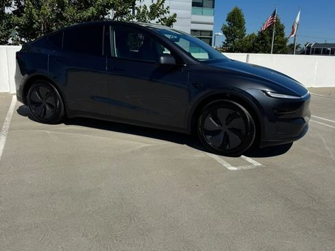 Used 2026 Tesla Model Y 2WD image 1