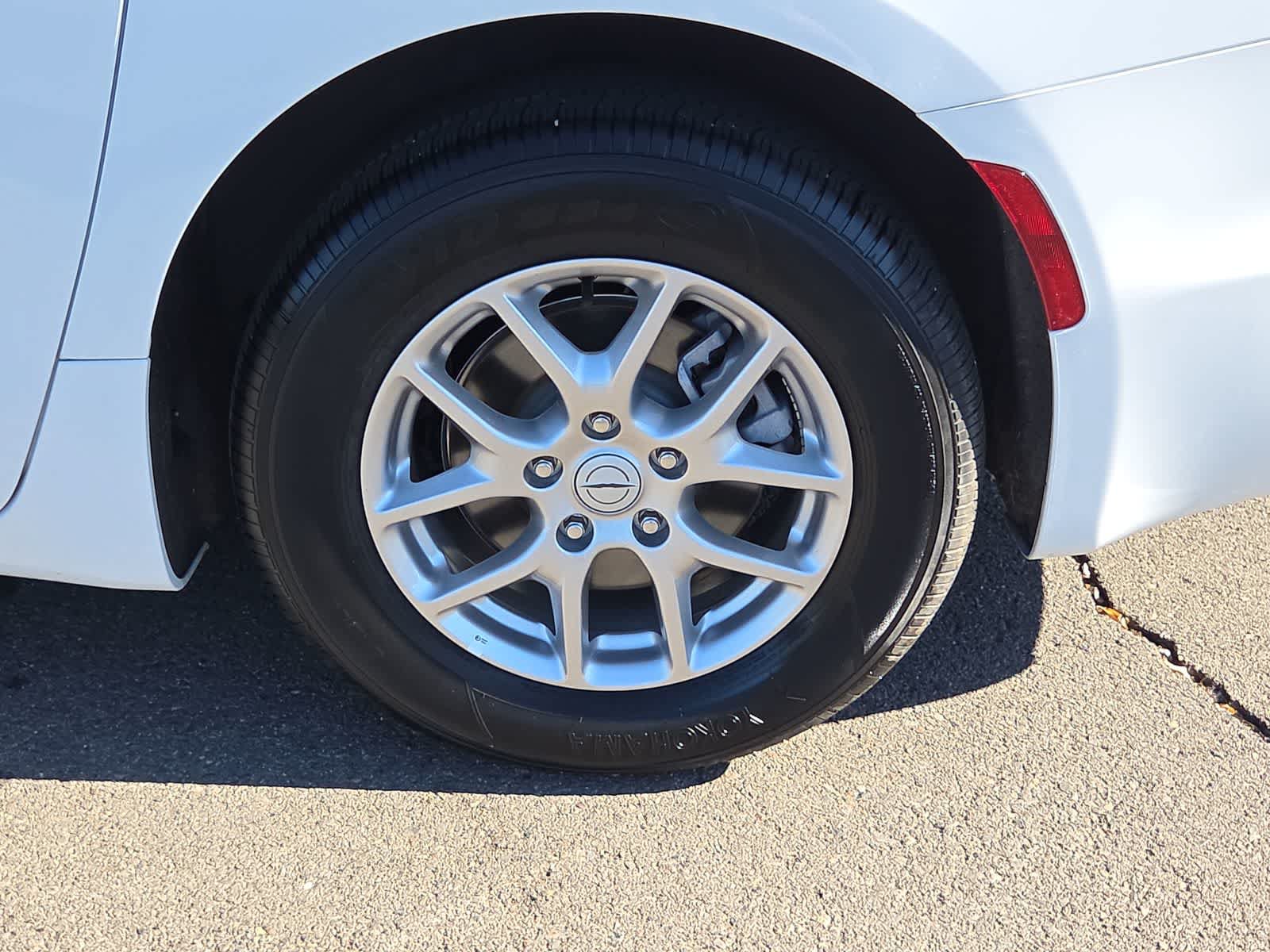 Certified 2025 Chrysler Pacifica Select FWD image 16
