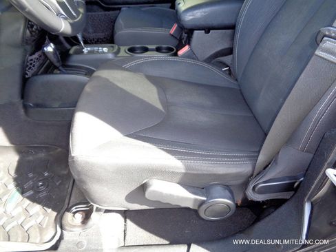 Used 2018 Jeep Wrangler Unlimited Sahara image 7