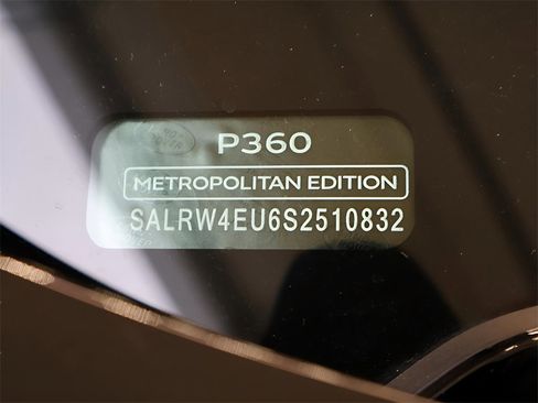 Used 2025 Land Rover Discovery Metropolitan Edition image 81