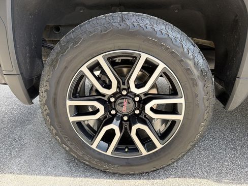 Used 2025 GMC Sierra 1500 AT4 w/ AT4 Premium Package AWD/4WD image 18
