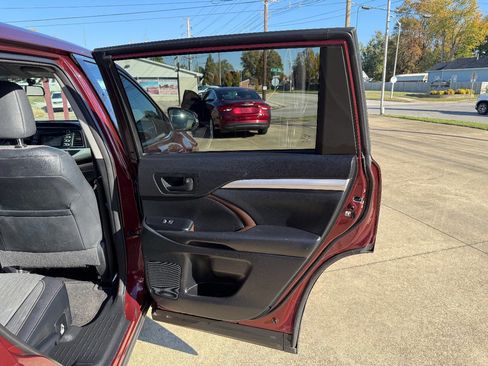 Used 2015 Toyota Highlander LE image 12