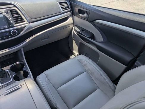 Used 2017 Toyota Highlander XLE AWD/4WD image 16