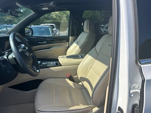Used 2024 Cadillac Escalade Premium Luxury w/ Performance Package AWD/4WD image 15