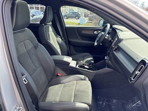 Used 2025 Volvo XC40 B5 Plus image 16