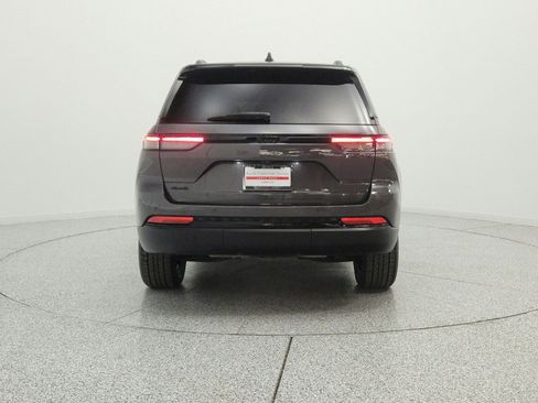 Used 2023 Jeep Grand Cherokee Altitude AWD/4WD image 6