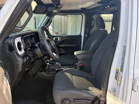 Used 2025 Jeep Wrangler Sahara image 25