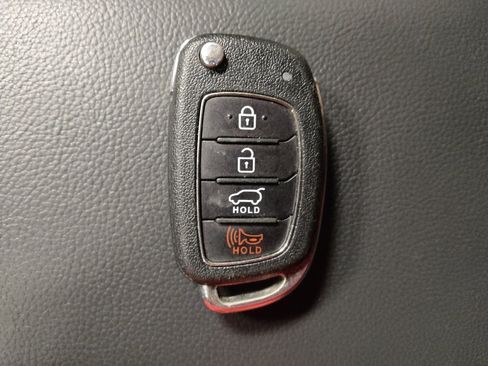 Used 2017 Hyundai Santa Fe SE image 32