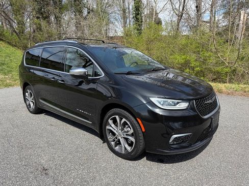 Used 2022 Chrysler Pacifica Pinnacle image 4