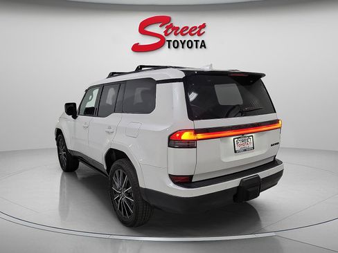 Used 2025 Lexus GX 550 w/ Accessory Package (2T) image 2