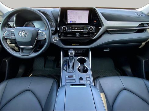 Used 2025 Toyota Highlander XLE AWD/4WD image 16