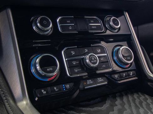 Used 2023 GMC Yukon XL Denali AWD/4WD image 32