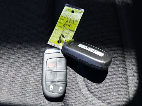 Used 2019 Jeep Renegade Latitude FWD image 57