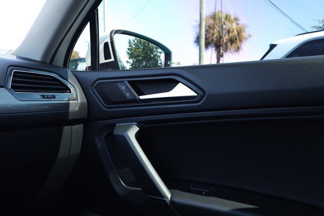 Used 2020 Volkswagen Tiguan SE AWD/4WD image 26