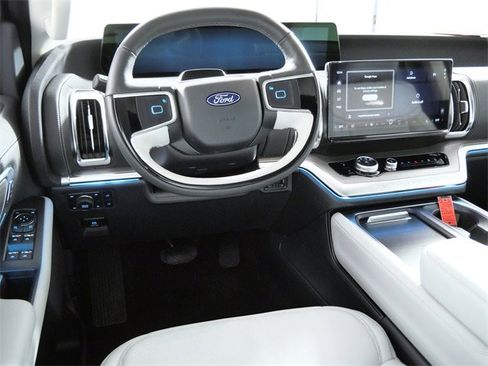 Certified 2025 Ford Expedition Platinum w/ Driver's Package image 4