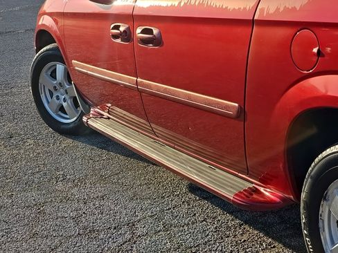 Used 2005 Dodge Grand Caravan SXT w/ Leather Interior Group image 11