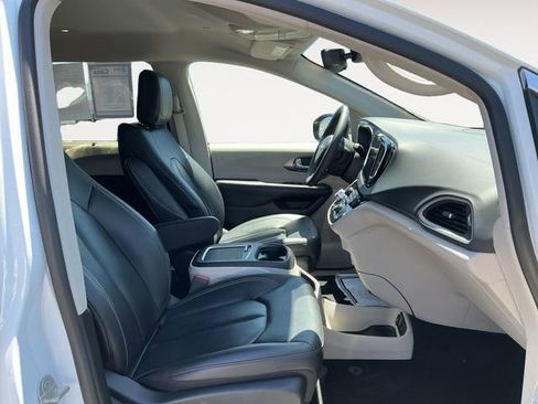 Used 2024 Chrysler Pacifica Touring-L FWD image 27