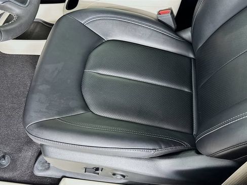 Used 2024 Chrysler Pacifica Touring-L FWD image 19