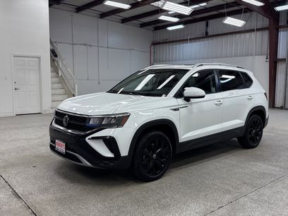 Used 2024 Volkswagen Taos SE w/ Panoramic Sunroof Package