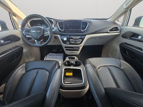 Used 2023 Chrysler Pacifica Touring-L FWD image 18
