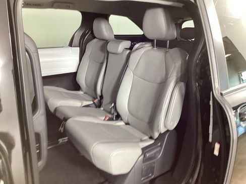 Used 2025 Toyota Sienna XLE FWD image 30