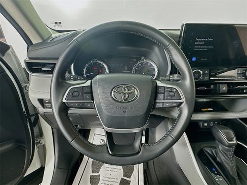 Used 2023 Toyota Highlander XLE image 14