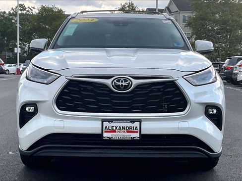 Used 2023 Toyota Highlander XLE AWD/4WD image 3