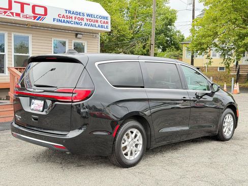 Used 2023 Chrysler Pacifica Touring-L FWD image 4
