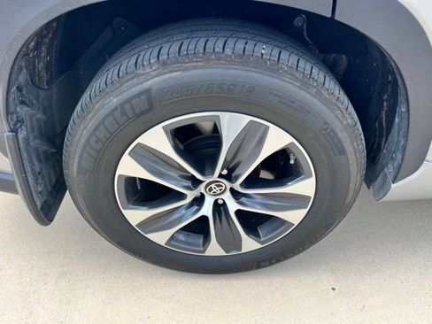 Certified 2024 Toyota Highlander XLE FWD image 11