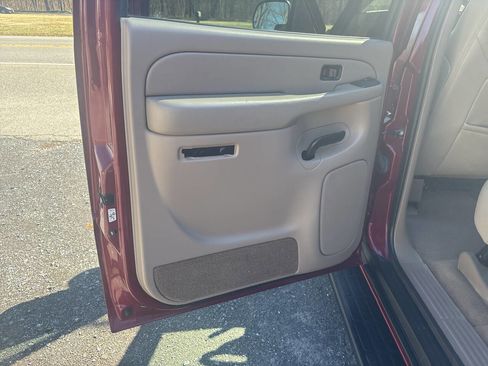 Used 2004 Chevrolet Suburban LS w/ Preferred Equipment Group image 21