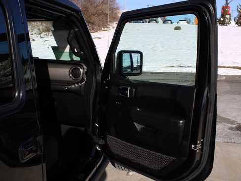 Certified 2022 Jeep Gladiator Willys image 9