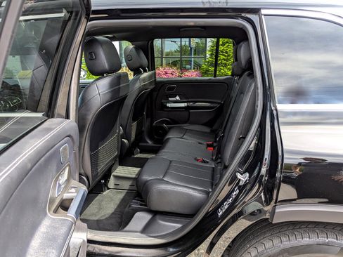 Used 2021 Mercedes-Benz GLB 250 4MATIC w/ Premium Package image 33