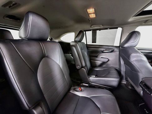 Certified 2025 Toyota Highlander XLE FWD image 41