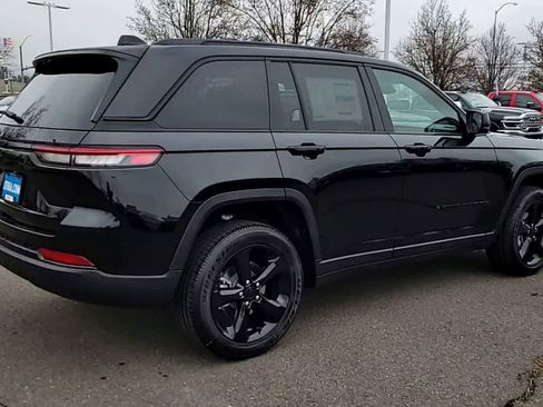 New 2025 Jeep Grand Cherokee Altitude image 8