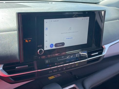 Used 2025 Toyota Sienna LE image 5