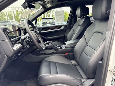 Used 2025 Porsche Cayenne AWD/4WD image 9