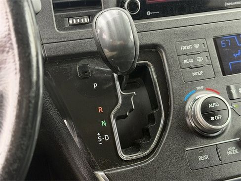 Used 2018 Toyota Sienna SE image 19