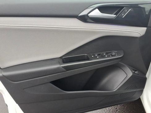 Used 2022 Volkswagen Taos SEL w/ Panoramic Sunroof Package image 24