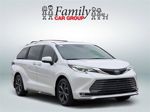 Certified 2025 Toyota Sienna Platinum image 2