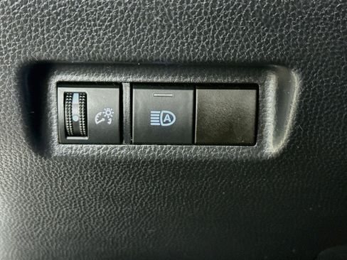 Used 2021 Toyota RAV4 LE FWD image 9