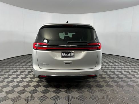 Used 2024 Chrysler Pacifica Touring-L image 7