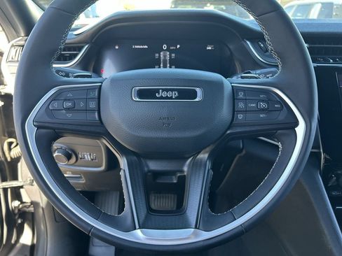 Used 2025 Jeep Grand Cherokee Altitude AWD/4WD image 19